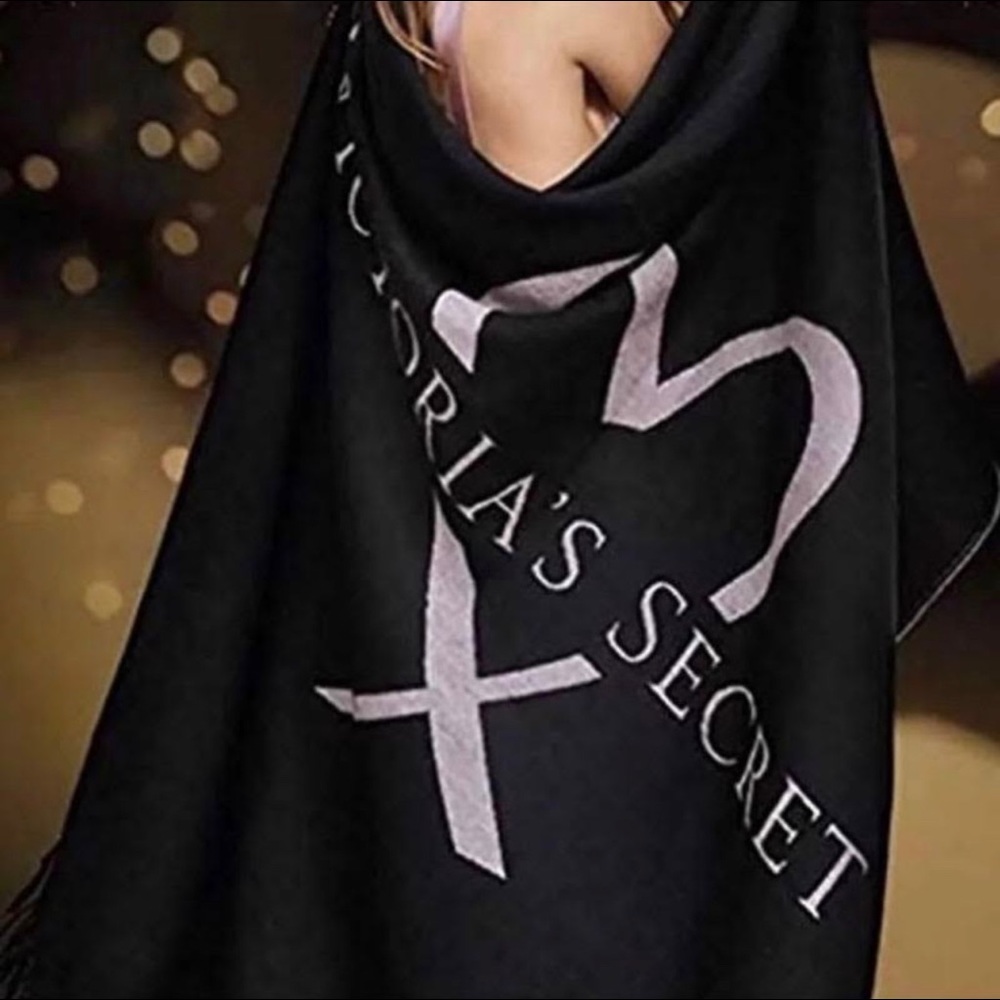 Victoria’s Secret Soft Throw Blanket Breast Cancer Awareness